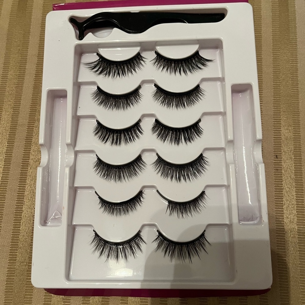 LASHES~6 PAIR WITH APPLICATOR~